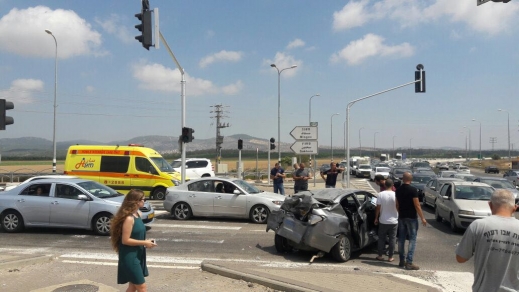 اصابة خطيرة لطفل وأخرى بجراح متوسطة في حادث طرق